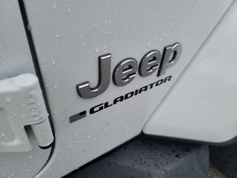 Used 2023 Jeep Gladiator Overland w/ Trailer Tow Package AWD/4WD image 11