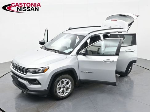 Used 2025 Jeep Compass Latitude AWD/4WD image 40