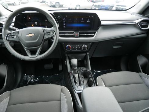 Used 2025 Chevrolet TrailBlazer LT AWD/4WD image 13