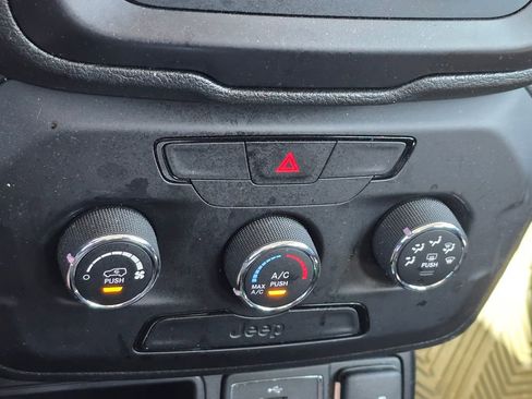 Used 2019 Jeep Renegade Sport image 16