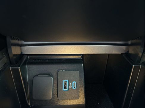 Used 2021 Ford Explorer XLT w/ Equipment Group 202A image 23