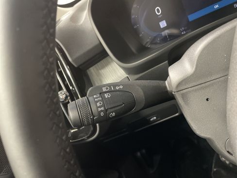 Used 2025 Volvo XC40 B5 Core image 31