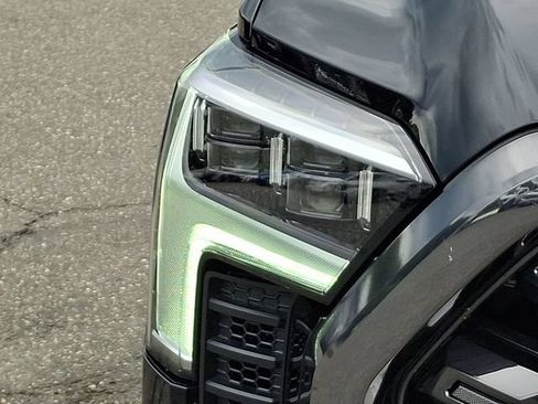 Used 2024 Toyota Tundra Platinum AWD/4WD image 28