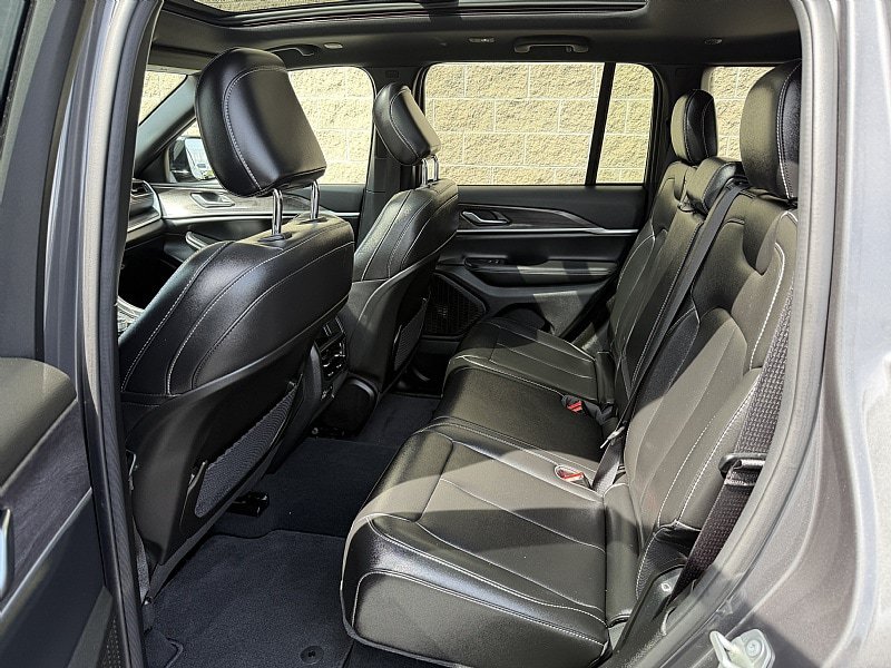 Used 2024 Jeep Grand Cherokee Limited w/ Black Appearance Package AWD/4WD image 20
