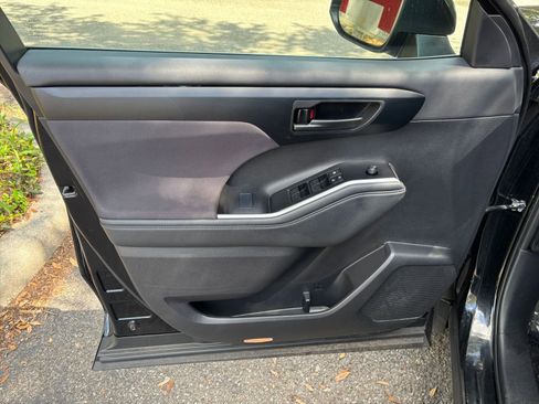 Used 2025 Toyota Highlander LE FWD image 18