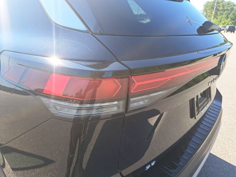 New 2025 Volkswagen Tiguan SE image 34