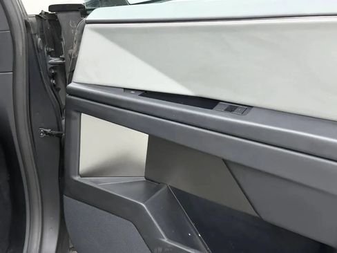 Used 2025 Tesla Cybertruck 2WD Crew Cab image 17