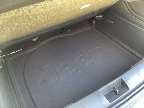 Used 2021 Jeep Renegade Latitude FWD image 29