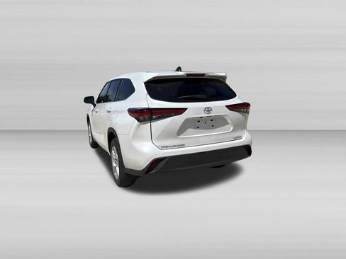Used 2022 Toyota Highlander LE AWD/4WD image 7