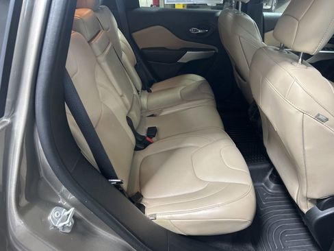 Used 2017 Jeep Cherokee Limited w/ Luxury Group image 11