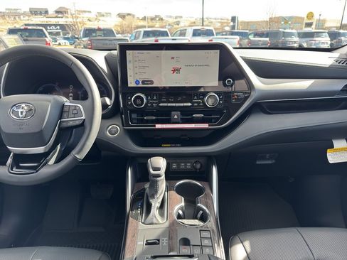 New 2026 Toyota Highlander Limited image 11