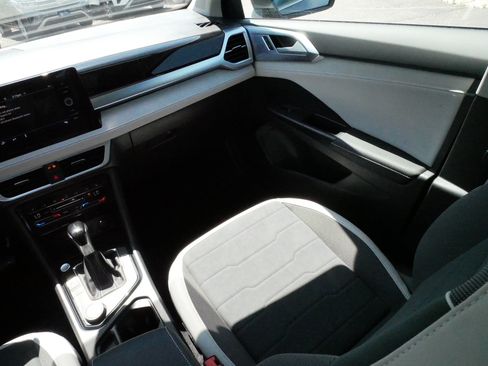 Certified 2025 Volkswagen Taos SE w/ Panoramic Sunroof Package AWD/4WD image 11