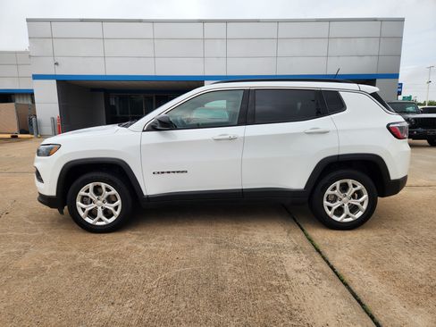 Used 2024 Jeep Compass Latitude AWD/4WD image 5
