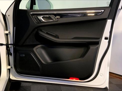 Used 2025 Porsche Macan image 26