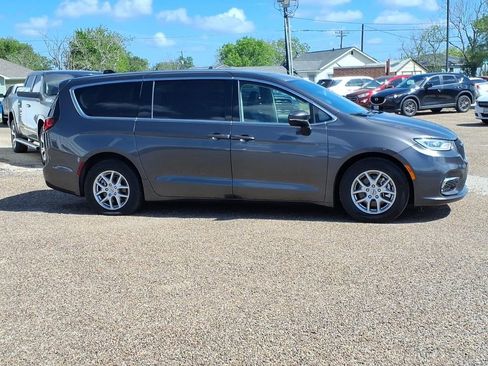 Used 2023 Chrysler Pacifica Touring-L image 5