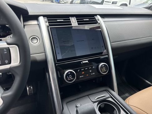 Certified 2026 Land Rover Discovery Limited Edition AWD/4WD image 26