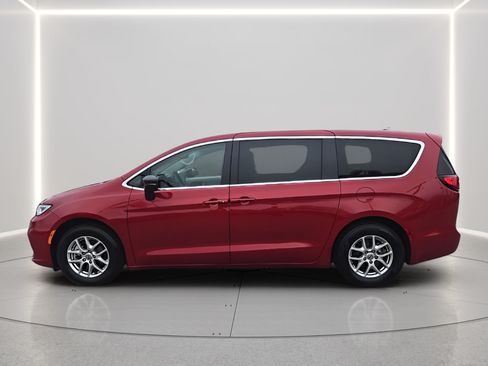 Used 2024 Chrysler Pacifica Touring-L FWD image 2