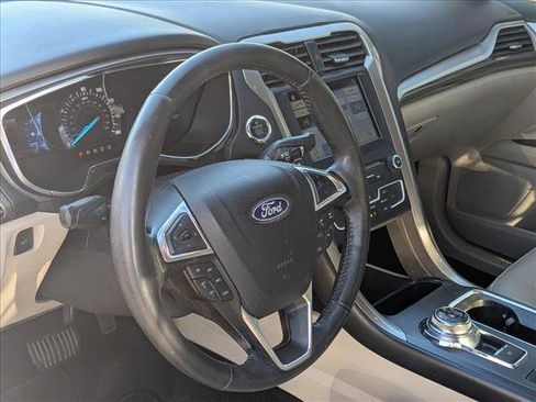 Used 2018 Ford Fusion SE w/ Fusion SE Technology Package image 9