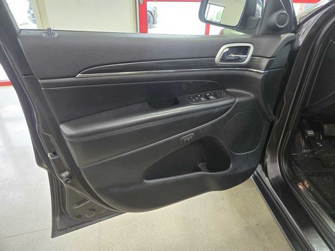 Used 2019 Jeep Grand Cherokee Limited AWD/4WD image 12