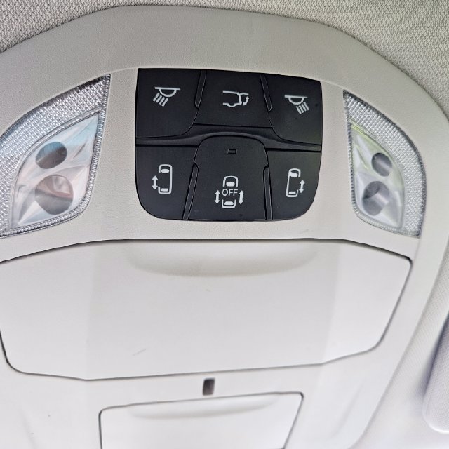 Used 2022 Chrysler Voyager LX FWD image 34