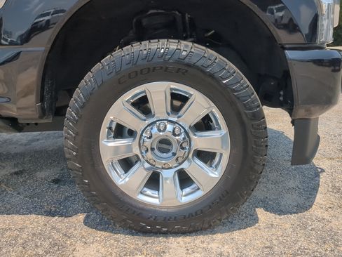 Certified 2022 Ford F250 Platinum w/ FX4 Off-Road Package AWD/4WD image 9