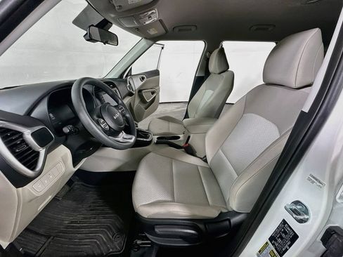 Used 2025 Kia Soul LX w/ LX Technology Package FWD image 15