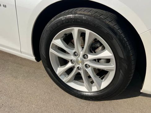 Used 2017 Chevrolet Malibu LT image 9