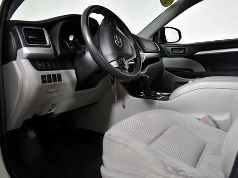 Used 2019 Toyota Highlander LE image 15