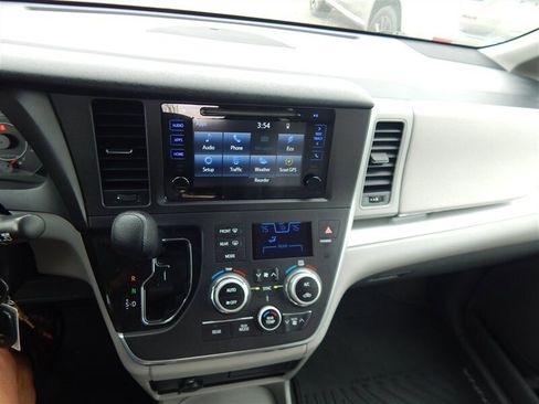 Used 2017 Toyota Sienna LE FWD image 32