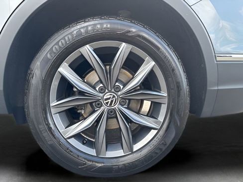 Used 2022 Volkswagen Tiguan SE image 38