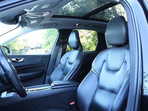 Used 2019 Volvo XC60 T5 Momentum w/ Premium Package FWD image 8