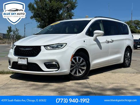 Used 2021 Chrysler Pacifica Touring-L FWD image 1