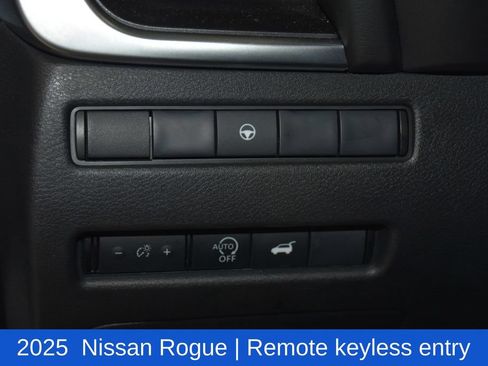 Used 2025 Nissan Rogue SV AWD/4WD image 9