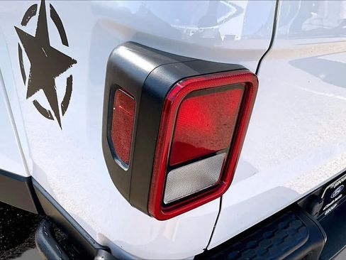 Used 2023 Jeep Gladiator Sport AWD/4WD image 28