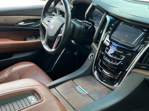 Used 2018 Cadillac Escalade ESV Luxury AWD/4WD image 3