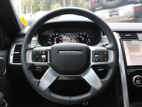Certified 2025 Land Rover Discovery Dynamic SE image 15