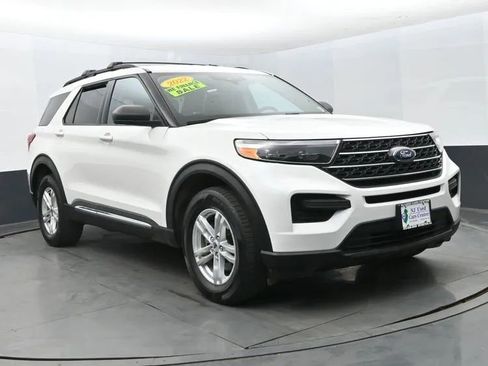 Used 2022 Ford Explorer XLT AWD/4WD image 2