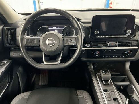 Used 2024 Nissan Pathfinder SV image 11