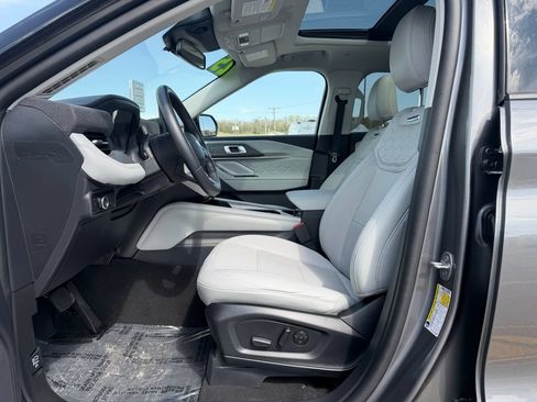 Used 2025 Ford Explorer Platinum w/ LUX Leather Package AWD/4WD image 18