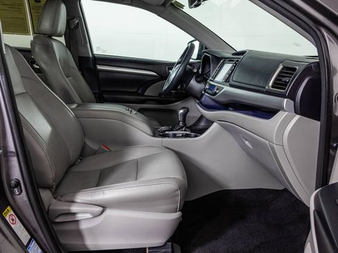 Used 2016 Toyota Highlander XLE AWD/4WD image 48