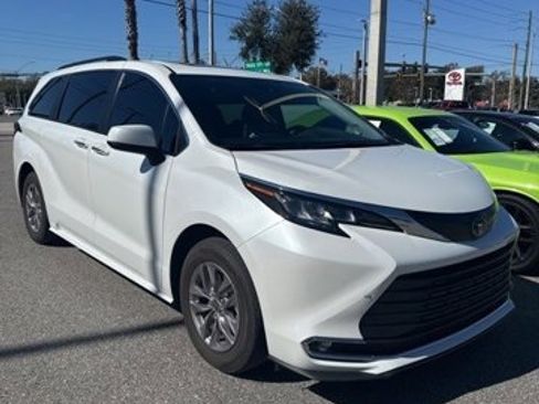 Used 2022 Toyota Sienna XLE image 4