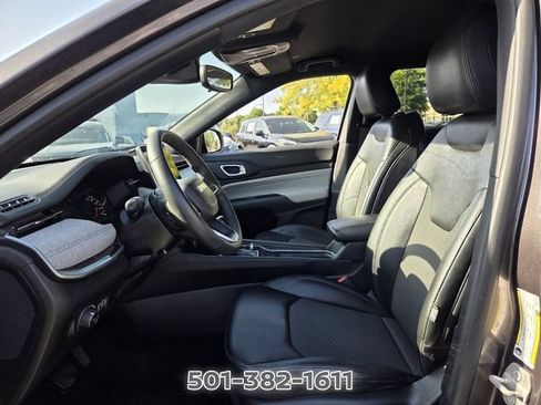 Used 2024 Jeep Compass Latitude AWD/4WD image 9