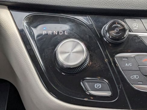 Used 2023 Chrysler Pacifica Touring-L image 27