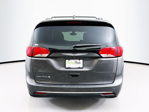 Used 2017 Chrysler Pacifica Touring-L w/ Tire & Wheel Group image 7