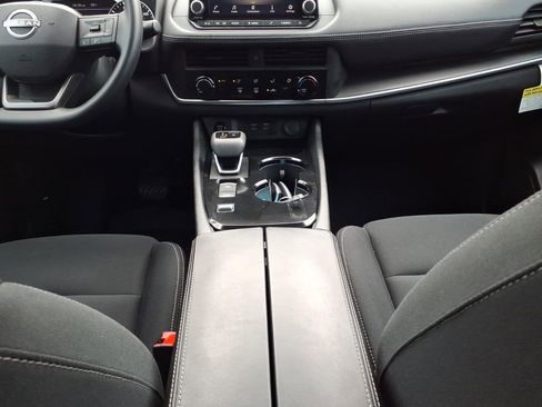 Used 2025 Nissan Rogue S FWD image 11
