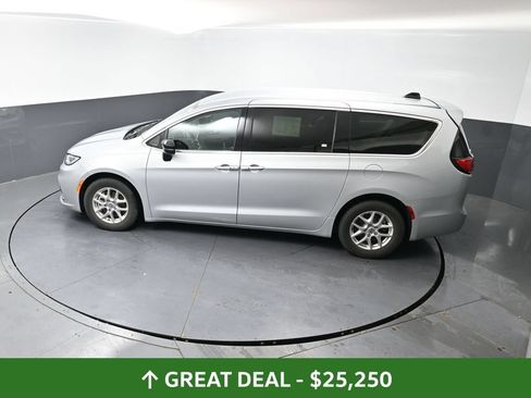 Used 2024 Chrysler Pacifica Touring-L FWD image 46