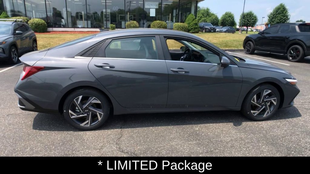 Used 2025 Hyundai Elantra Limited w/ Cargo Package FWD image 9