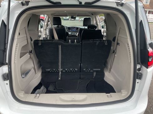 Used 2024 Chrysler Pacifica Touring-L FWD image 25