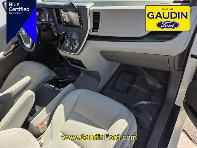 Used 2020 Toyota Sienna XLE w/ XLE Navigation Package FWD image 17