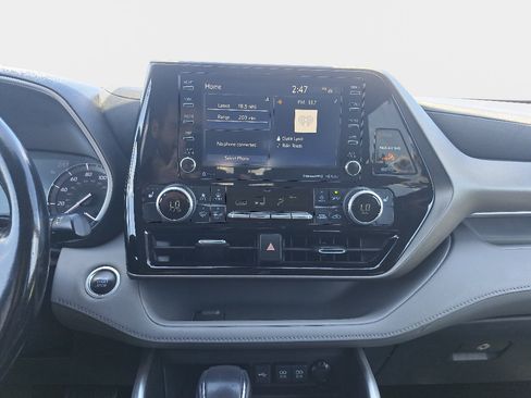 Used 2020 Toyota Highlander XLE AWD/4WD image 22